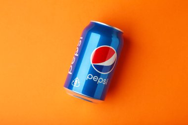 Mykolaiv, Ukrayna - 2 Mayıs 2023: Pepsi beyaz arka planda su damlaları olan bir kutuda içilir. Pepsi, PepsiCo tarafından üretilen karbonatlı meşrubattır. Üst görünüm