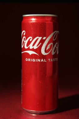 Mykolaiv, Ukrayna - 2 Mayıs 2023: Siyah zemin üzerinde su lekeleri olan Coca Cola kutusu. Üst görünüm.