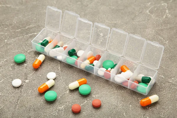 Napi Tabletta Doboz Gyógyszerekkel Étrend Kiegészítők Szürke Alapon Felülnézet — Stock Fotó