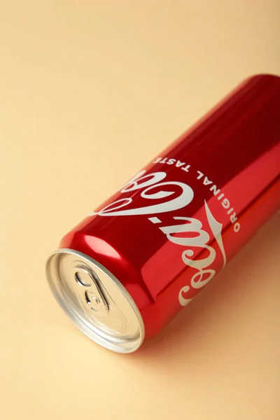 Миколаїв Україна Травня 2023 Coca Cola Can Beige Background Вертикальна — стокове фото