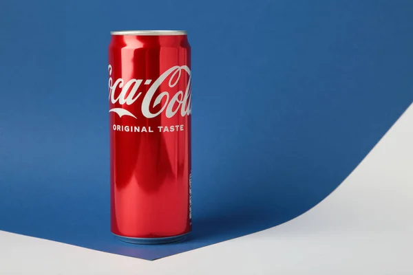 Mykolaiv Ucrânia Maio 2023 Coca Cola Pode Sobre Fundo Azul — Fotografia de Stock