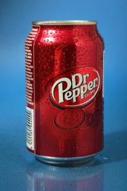 Mykolaiv, Ukrayna - 2 Mayıs 2023: mavi arka planda bir kutu Dr. Pepper. Mesaj için yer var. Üst görünüm