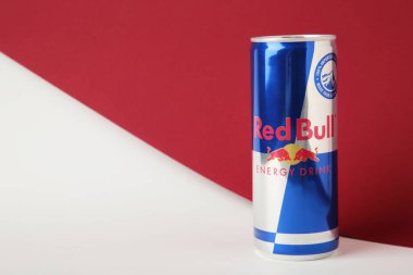 Mykolaiv, Ukrayna - 2 Mayıs 2023: Kırmızı ve beyaz arka planda su damlaları olan Red Bull Enerji İçeceği. Üst görünüm