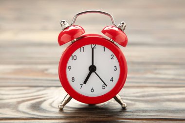 Kahverengi arka planda kırmızı alarm saati. Mesaj için yer var. Üst görünüm
