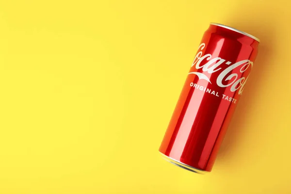Mykolaiv Ucrânia Maio 2023 Coca Cola Fundo Amarelo Espaço Para — Fotografia de Stock
