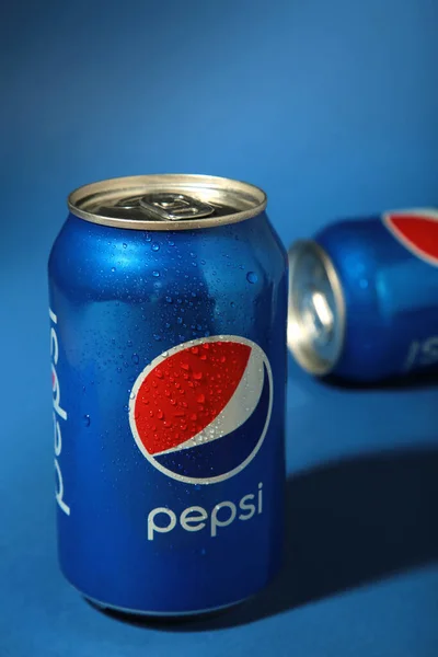Mikołaj Ukraina Maja 2023 Napój Pepsi Puszce Niebieskim Tle Pepsi — Zdjęcie stockowe