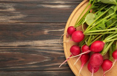 Kahverengi ahşap arka planda taze turplar. Mesaj için yer var. Üst görünüm