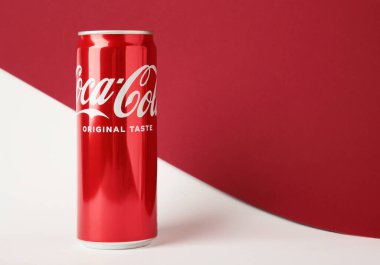 Mykolaiv, Ukrayna - 2 Mayıs 2023: Kırmızı ve beyaz arka planda Coca Cola kutusu. Üst görünüm.