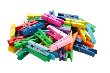 Beyaz arka planda izole edilmiş renkli ahşap mandallar. Tasarım elemanları. Makro. Üst görünüm