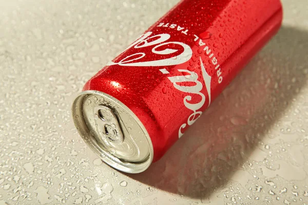 Mykolaiv Ucrânia Maio 2023 Lata Coca Cola Com Salpicos Água — Fotografia de Stock