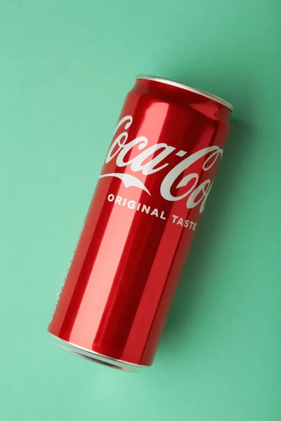 Mykolaiv Ucrânia Maio 2023 Lata Coca Cola Sobre Fundo Hortelã — Fotografia de Stock