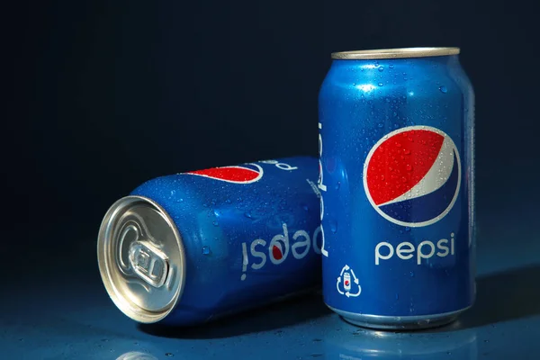Mykolaiv Ucrania Mayo 2023 Pepsi Bebe Una Lata Sobre Fondo —  Fotos de Stock