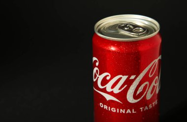 Mykolaiv, Ukrayna - 2 Mayıs 2023: Siyah arka planda Coca-Cola kutuları. Mesaj için yer var. Üst görünüm