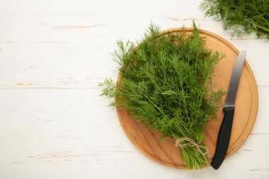 Beyaz arkaplandaki dereotu kes. Üst görünüm