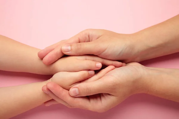 Mãe Segurando Mãos Filha Fundo Rosa Vista Superior — Fotografia de Stock