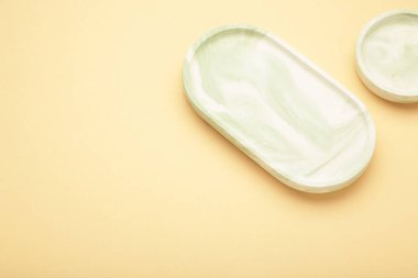 Bej arka planda nane sıva tepsileri. Mumlar ya da mücevherler için. Üst görünüm