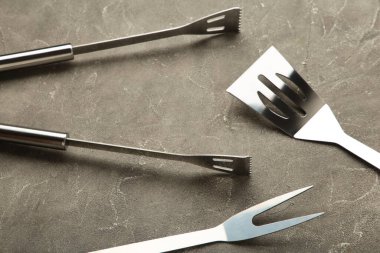 Ahşap masa üzerinde Barbekü Araçları. Düz döşeme, üst görünüm