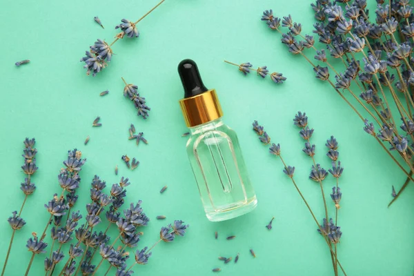 Platt Låg Sammansättning Med Lavendel Blommor Och Lavendel Olja Mynta — Stockfoto