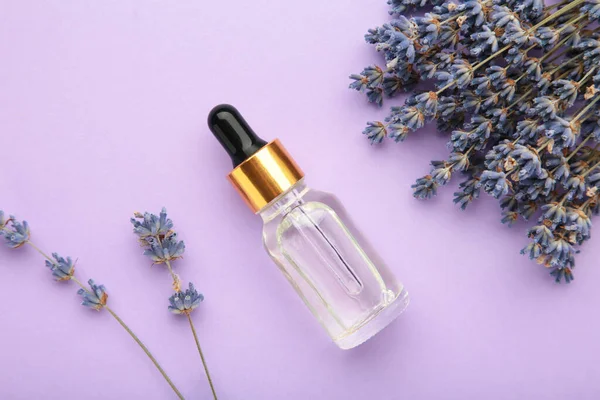 Platt Låg Komposition Med Lavendel Blommor Och Lavendel Olja Lila — Stockfoto