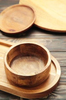 Farklı ahşap tabaklar ve kahverengi ahşap arka planda tepsiler. Üst görünüm.