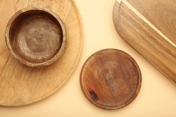Verschiedene Holzteller Und Tabletts Auf Beigem Hintergrund Ansicht Von Oben — Stockfoto