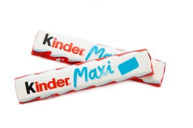 Mykolaiv, Ukrayna - 28 Temmuz 2023: Kinder maxi çikolatası beyaz arka planda izole edildi. Üst görünüm