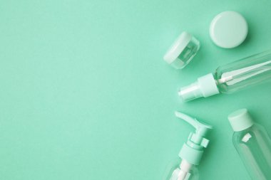 Arka planda boş seyahat kozmetik şişeleri. Tatil ya da yolculuk için minimalist vücut bakım ürünleri. Üst görünüm.