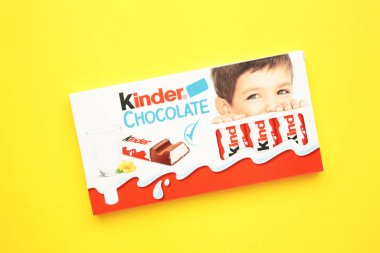 Mykolaiv, Ukrayna - 28 Temmuz 2023: Sarı arka planda Kinder çikolataları.