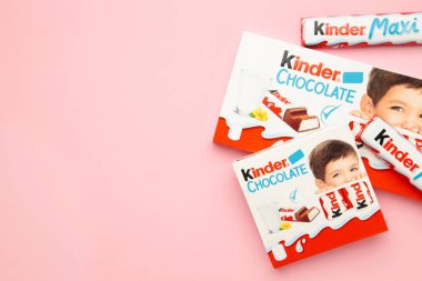 Mykolaiv, Ukrayna - 28 Temmuz 2023: Pembe arka planda Kinder çikolataları. Metin için boşluk