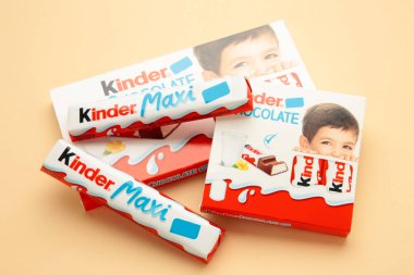 Mykolaiv, Ukrayna - 28 Temmuz 2023: bej arka planda Kinder çikolataları. Metin için boşluk