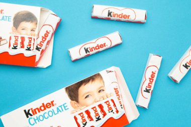 Mykolaiv, Ukrayna - 28 Temmuz 2023: Mavi arka planda Kinder çikolataları. Metin için boşluk