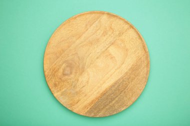 Arka planda boş ahşap tepsi. Dikdörtgen ahşap tabak. Üst görünüm