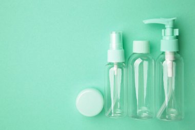 Arka planda boş seyahat kozmetik şişeleri. Tatil ya da yolculuk için minimalist vücut bakım ürünleri. Üst görünüm.