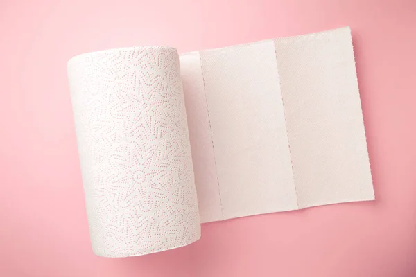 Rol Papieren Handdoeken Een Roze Achtergrond Bovenaanzicht — Stockfoto