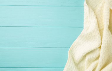 Mavi ahşap arka planda açık mutfak havlusu. Üst görünüm