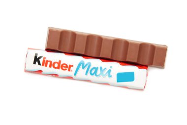 Mykolaiv, Ukrayna - 28 Temmuz 2023: Kinder maxi çikolatası beyaz arka planda izole edildi. Üst görünüm