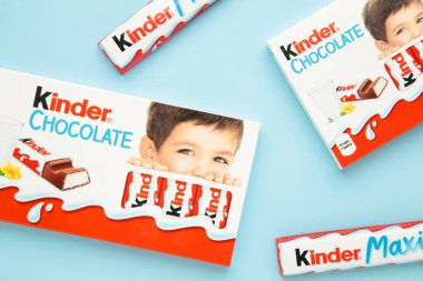 Mykolaiv, Ukrayna - 28 Temmuz 2023: Mavi arka planda Kinder çikolataları. Metin için boşluk