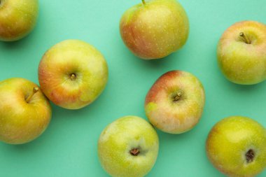 Nane arkaplanda olgun yeşil elmalar. Üst görünüm