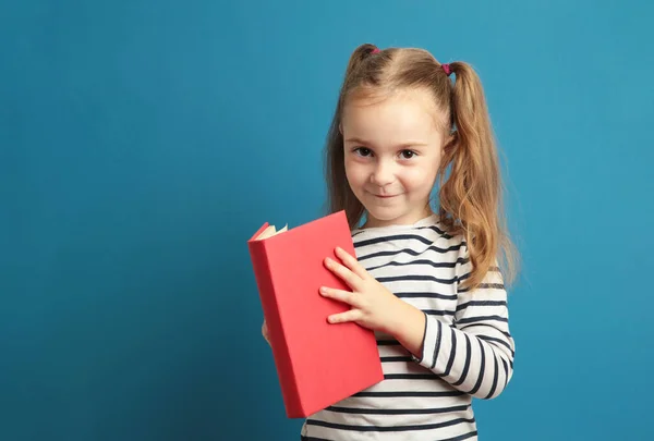 Klein Mooi Glimlachend Meisje Holding Boek Blauwe Achtergrond Naar School — Stockfoto
