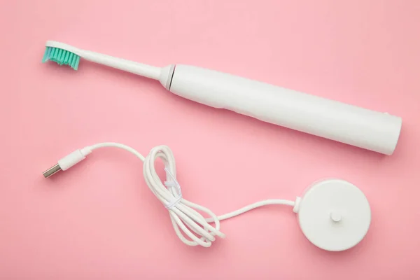 Smart Electric Toothbrush Pink Background Charges Powerbank Controlled Application Smartphone — Stock Photo, Image