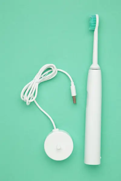 Smart Electric Toothbrush Mint Background Charges Powerbank Controlled Application Smartphone — Stock Photo, Image