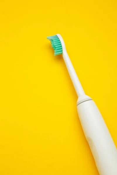 Smart Electric Toothbrush Yellow Background Charges Powerbank Controlled Application Smartphone — Stock Photo, Image