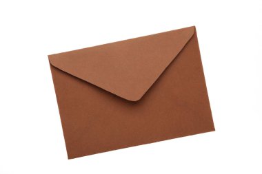 Boş kahverengi zarf beyaz arkaplanda izole edildi.