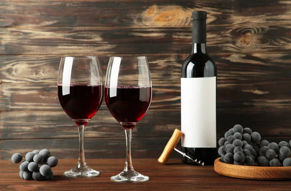 Weinflasche Und Weinglas Mit Trauben Auf Braunem Holzgrund Ansicht Von — Stockfoto