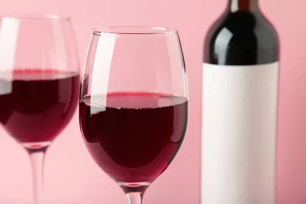 Rotweinflasche Und Weinglas Auf Rosa Hintergrund Ansicht Von Oben — Stockfoto