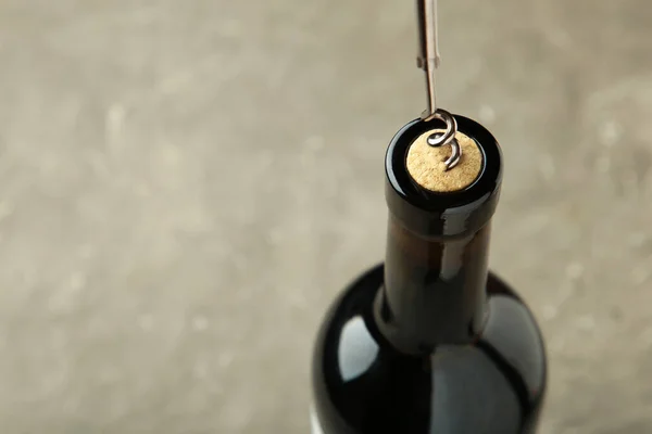 Flasche Wein Mit Korkenzieher Auf Grauem Hintergrund Ansicht Von Oben — Stockfoto