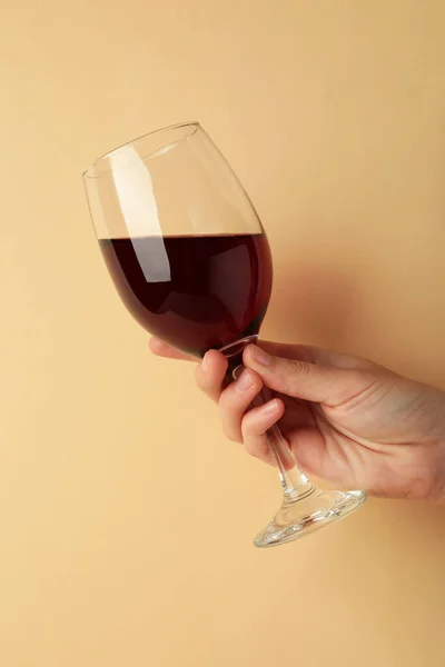 Junges Mädchen Mit Einem Glas Leckeren Rotweins Auf Beigem Hintergrund — Stockfoto