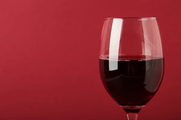 Dunkle Studioaufnahme Eines Glases Rotwein Auf Dunkelrotem Hintergrund Raum Für — Stockfoto