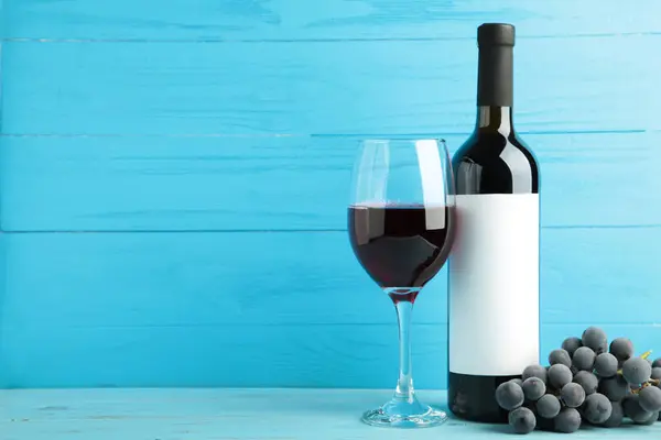 Weinflasche Und Weinglas Mit Trauben Auf Blauem Holzgrund Raum Für — Stockfoto