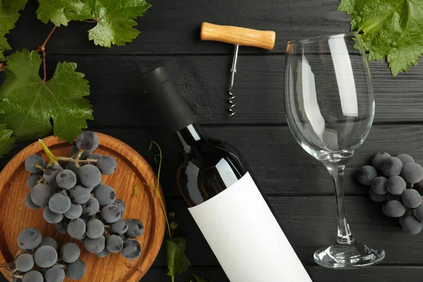 Weinflasche Und Weinglas Mit Trauben Auf Schwarzem Holzhintergrund Ansicht Von — Stockfoto